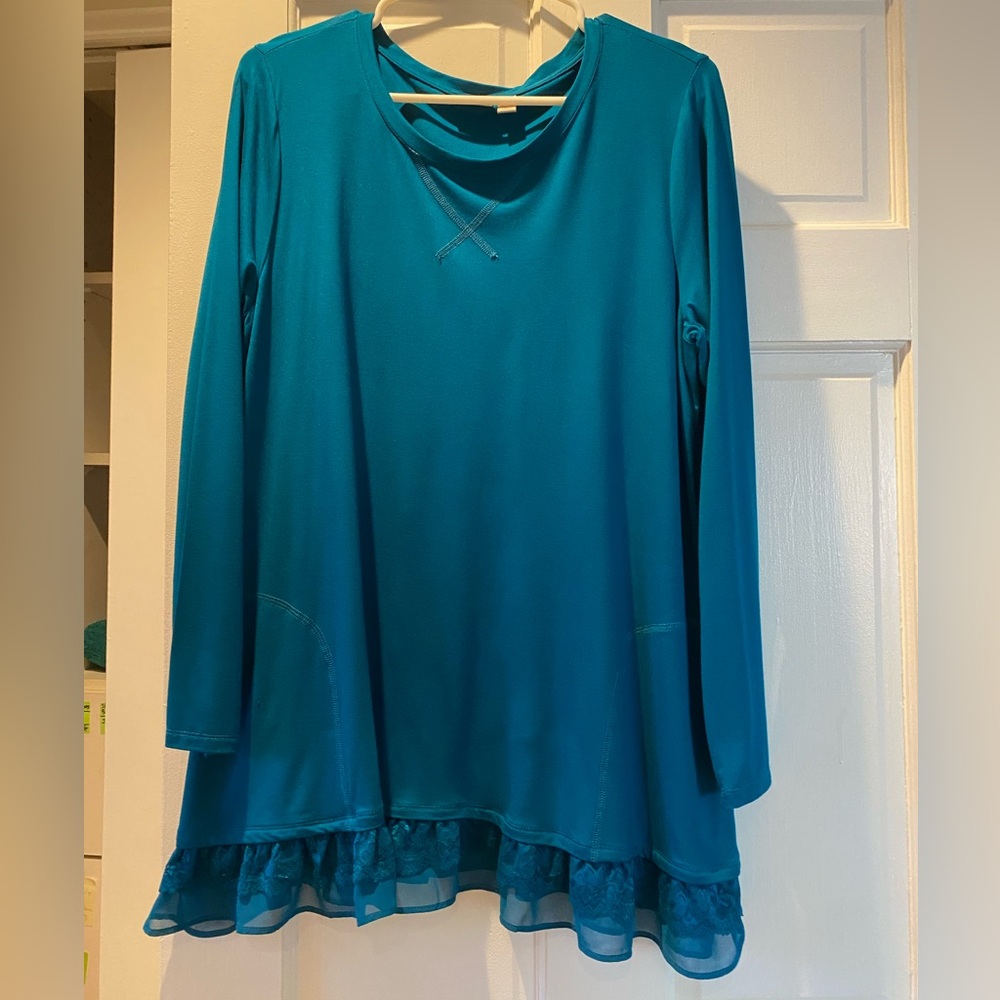 Woman’s long sleeve tunic top by LOGO. Lori Goldstein. Size Large.